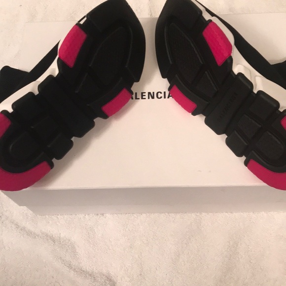 Balenciaga black and pink in color hard to find🔥 - Picture 5 of 8